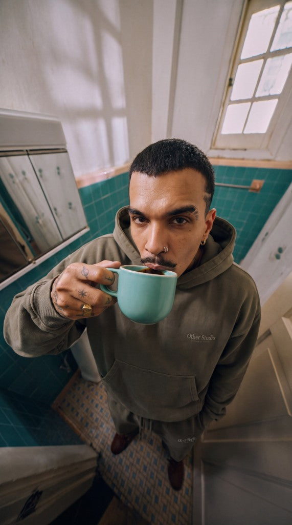 Oversize hoodie ile kahve içen bakış